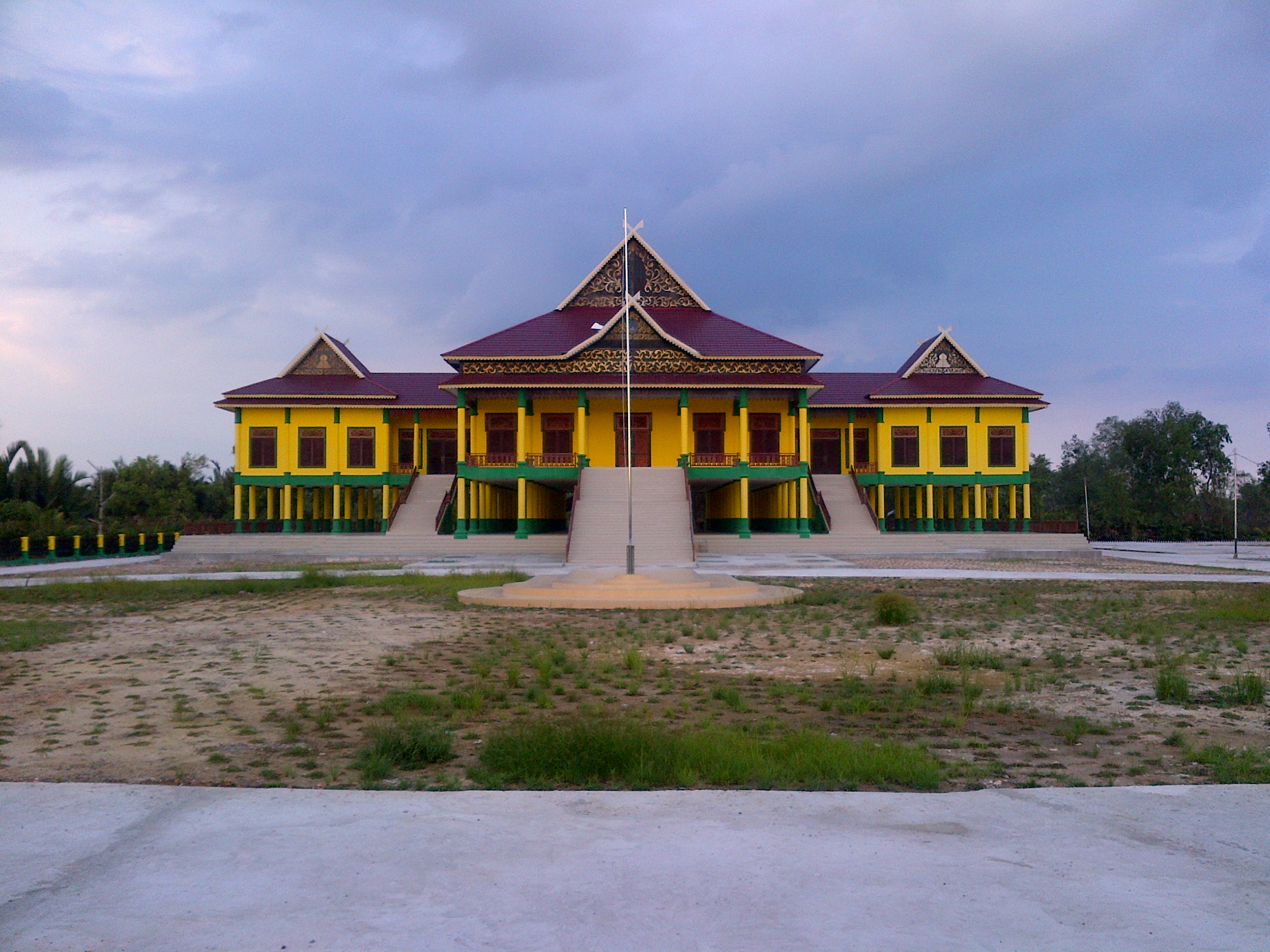 Gedung-di-Balai-adat-di-Kota-Kualatungkal-Copy